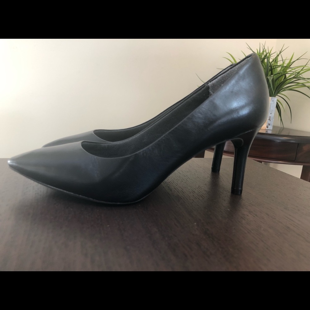 Black pumps